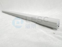 為什么線條燈硅膠燈罩?jǐn)D出時(shí)要噴油？